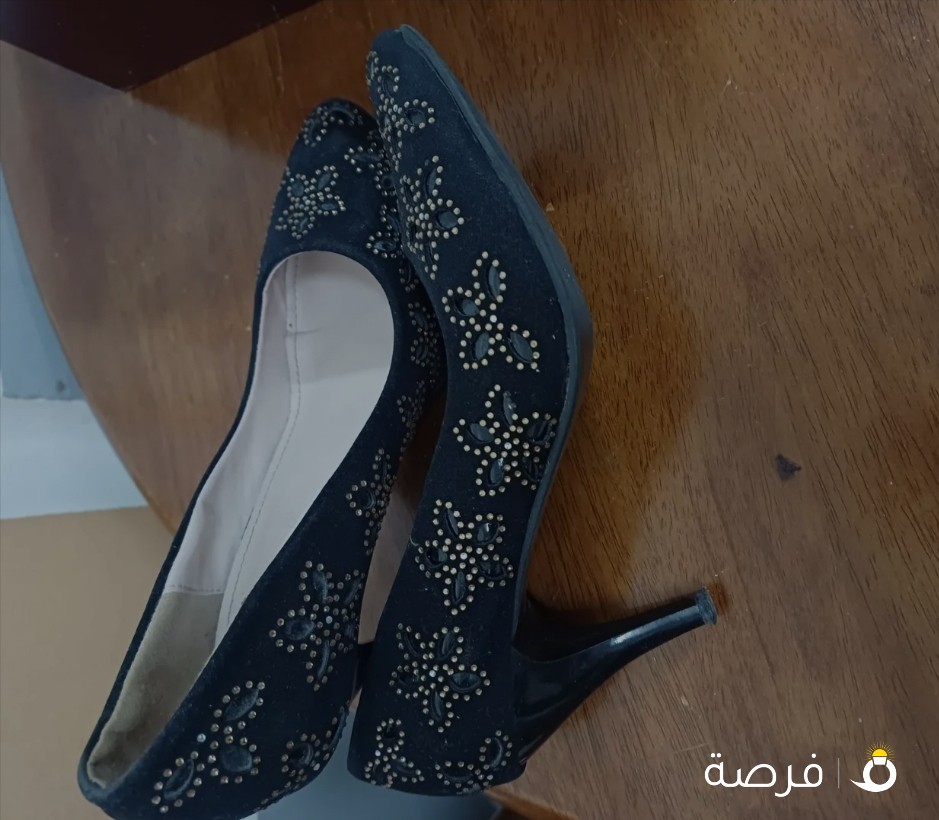 حذاء أسود بذهبي مقاس 38 استعمال مرتين بحالة جيدة للبيع 4 دينار