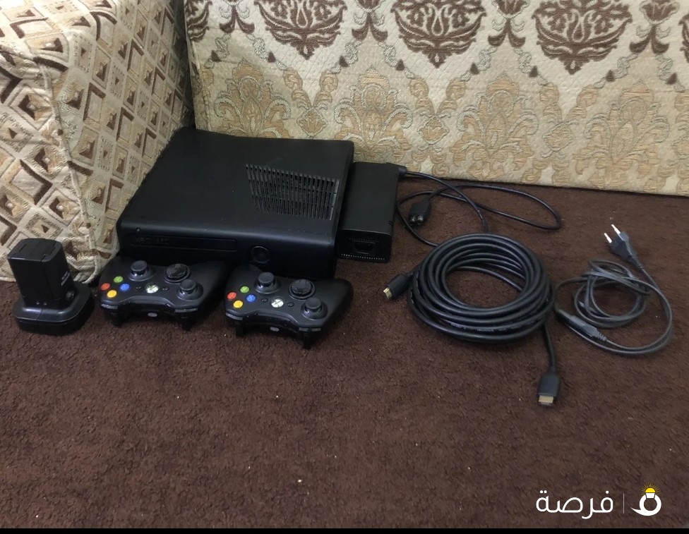 اكس بوكس 360شغال بحالة ممتازة جدا مع لعبة فيفا 2014 مع يدتان وشاحن البطارية وكامل معداتها