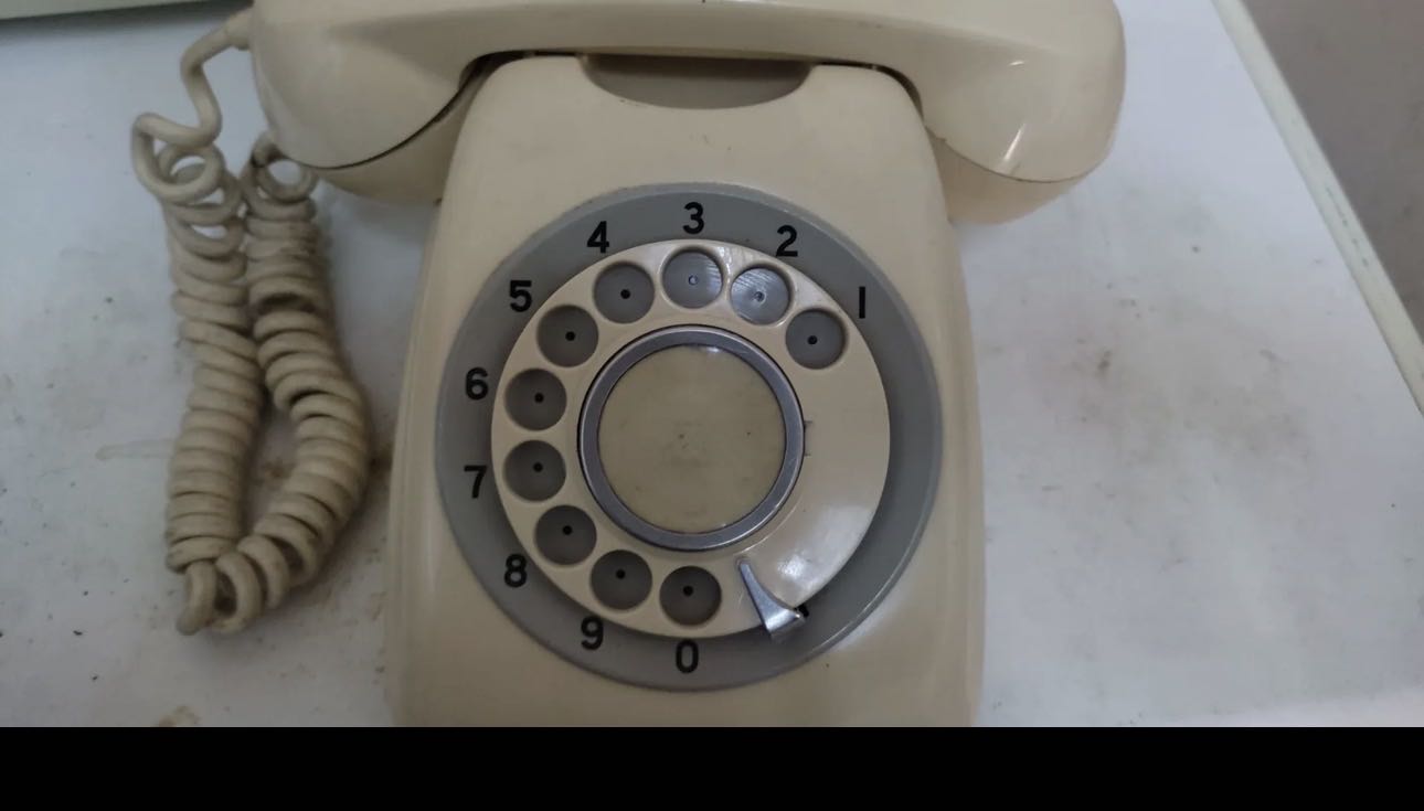 تلفون قديم لونه اصفر بسعر25