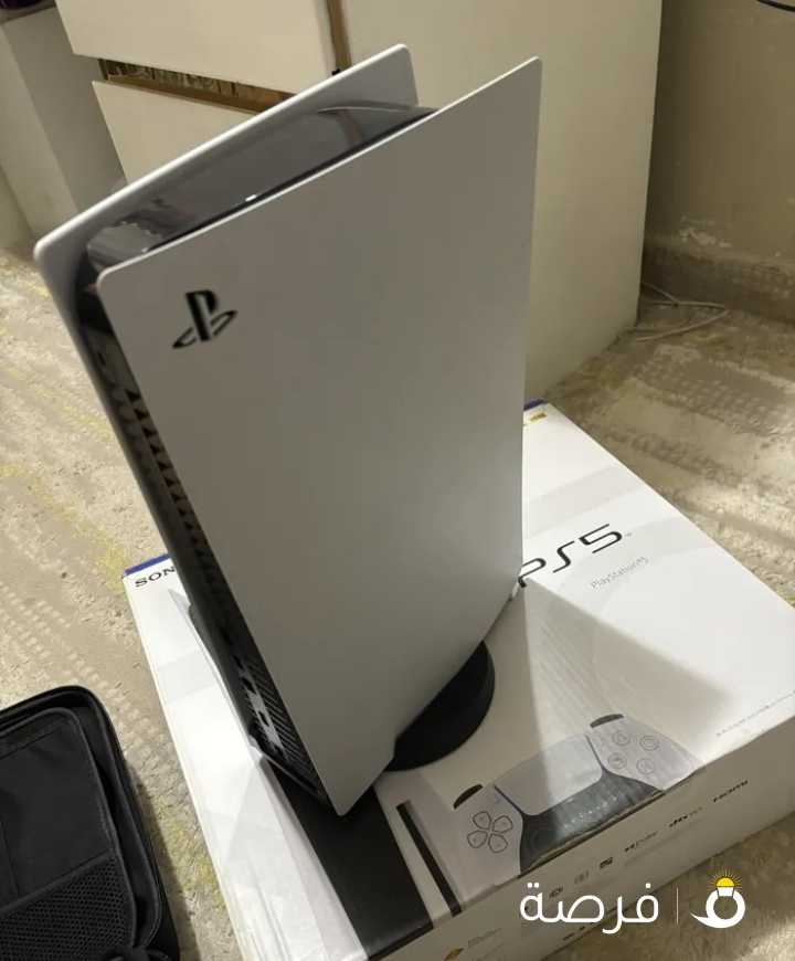 بلايستيشن 5 مستعمل بس مفتوح جديد نضيف جدا مو مستعمل اقل من أسبوع مع يدتين حق الكرتون