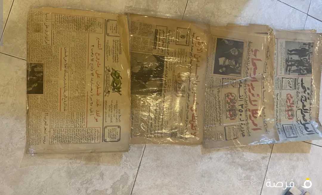 جرايد قديمة جدا جدا ويوجد كتب اجنبي وعربي قديم