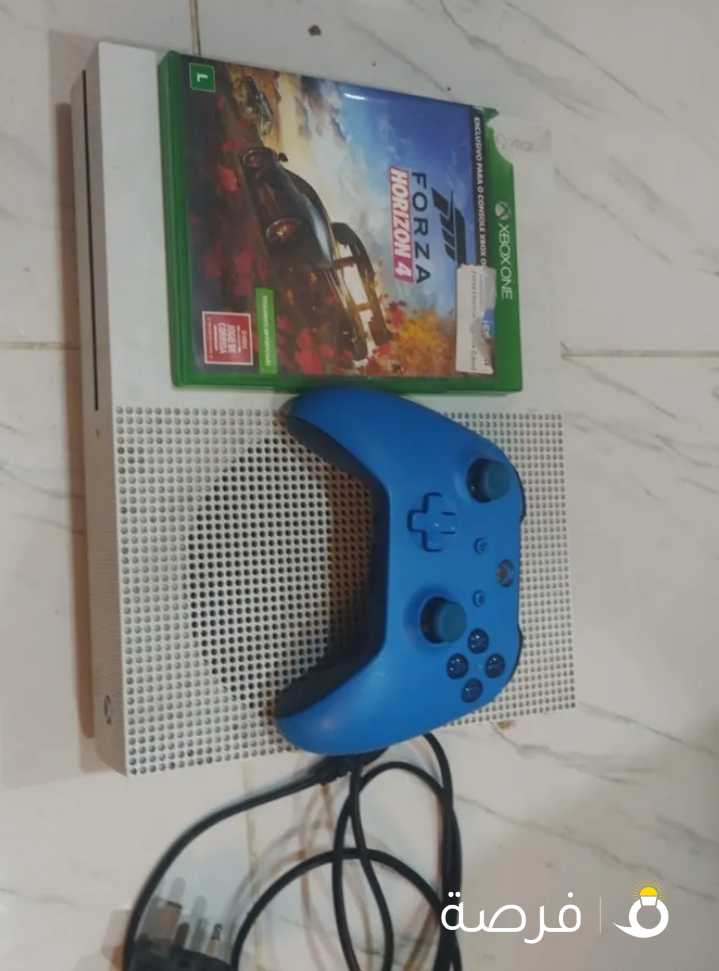 اكس بوكس 1 سي في حاله ممتازه جدا جدا مع شريط فورزن هورايزن 4 وكنترولر واحد