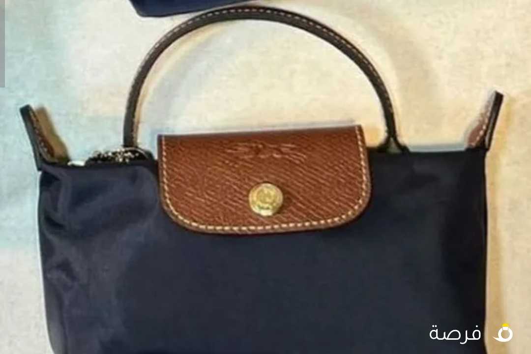 سعر الشنطة 12دينار فقط بعد ما كان 29 دينار ,شنطة وارد لندن ماركة ديفيد جونز ، اللون وردي بودر غامق يميل للبيج، الحجم وسط إلى كبير مع كامل ملحقاتها و كارت البراند و السعر من لندن سعرها باليورو 89 ، الشنطة جميلة و قيمة و مبروووك على المشتري

الشنطة ماركة و يمكن البحث عن سعرها على الإنترنت ، رجاء عدم الاتصال لغير هذا السعر لأني لن أبيعها بأقل من السعر المكتوب