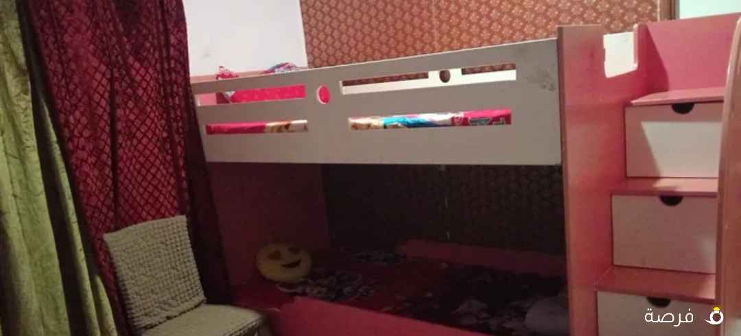 سرير اطفال دورين بحالة جيدة بالمراتب جديدة وبكيسهم