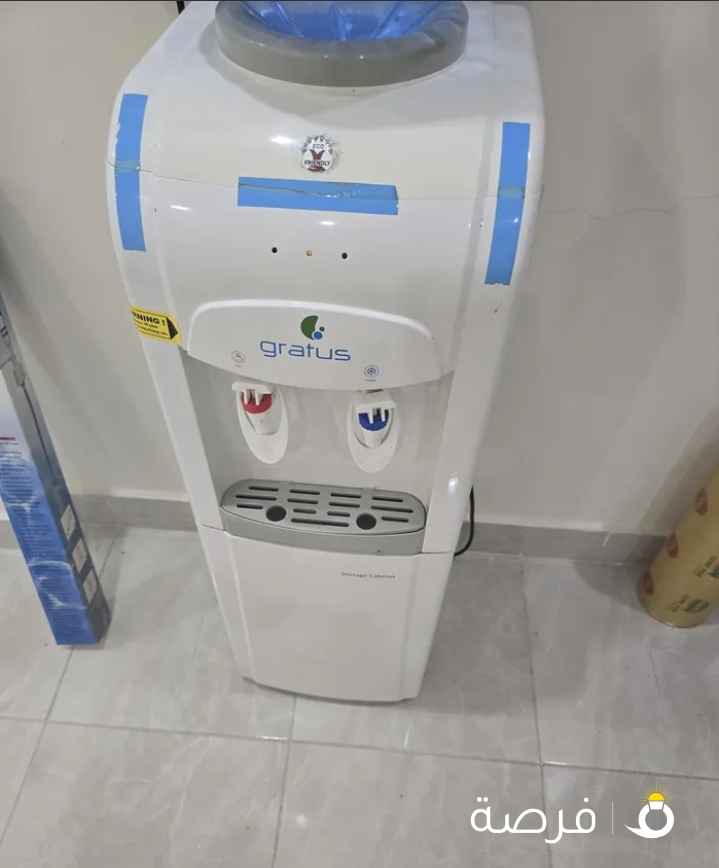 كولر بحالة ممتازة مع خزانة صغيرة للتخزين اسفله