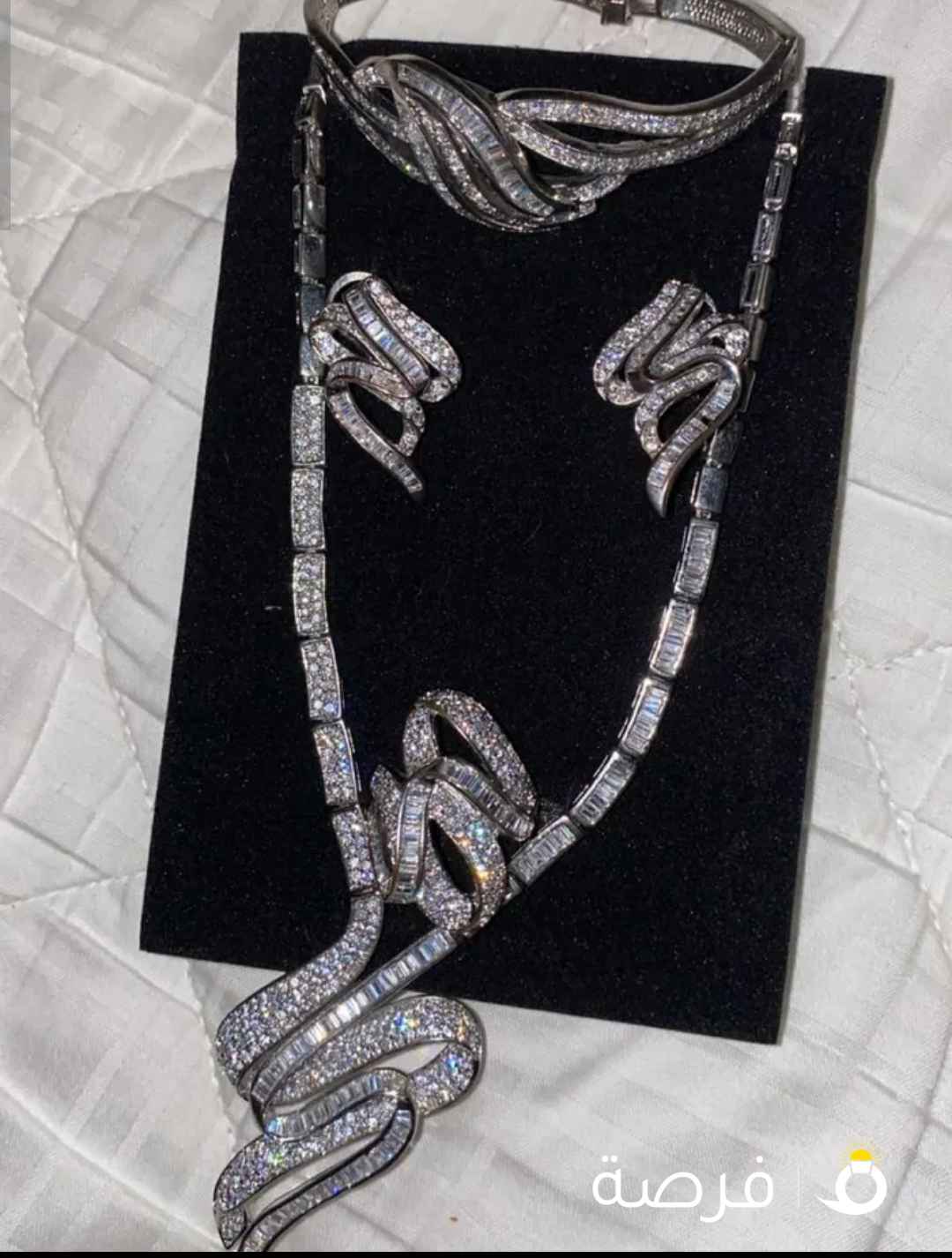 إعلان بيع طقم مجوهرات الفاخر - تألقي كملكة في يومكِ الخاص!