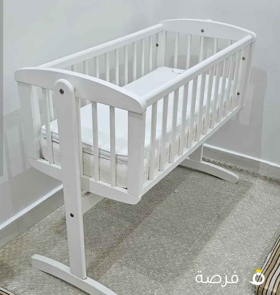 سرير اطفال نضيف جدا