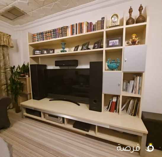 مكتبة تلفزيون للبيع بداعي السفر