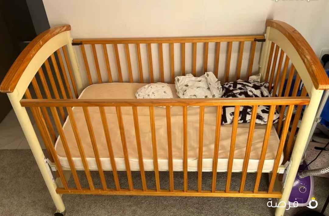 سرير اطفال من جونيورز بحالة ممتازة.