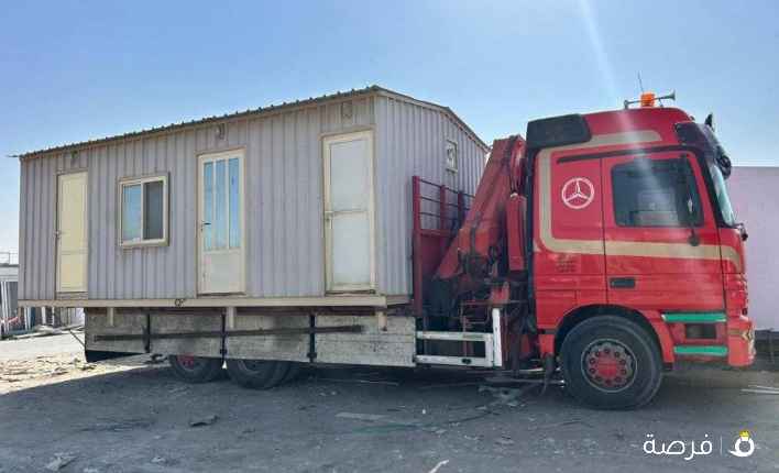 شاحنه مع كرين نقل الشاليهات والمعدات