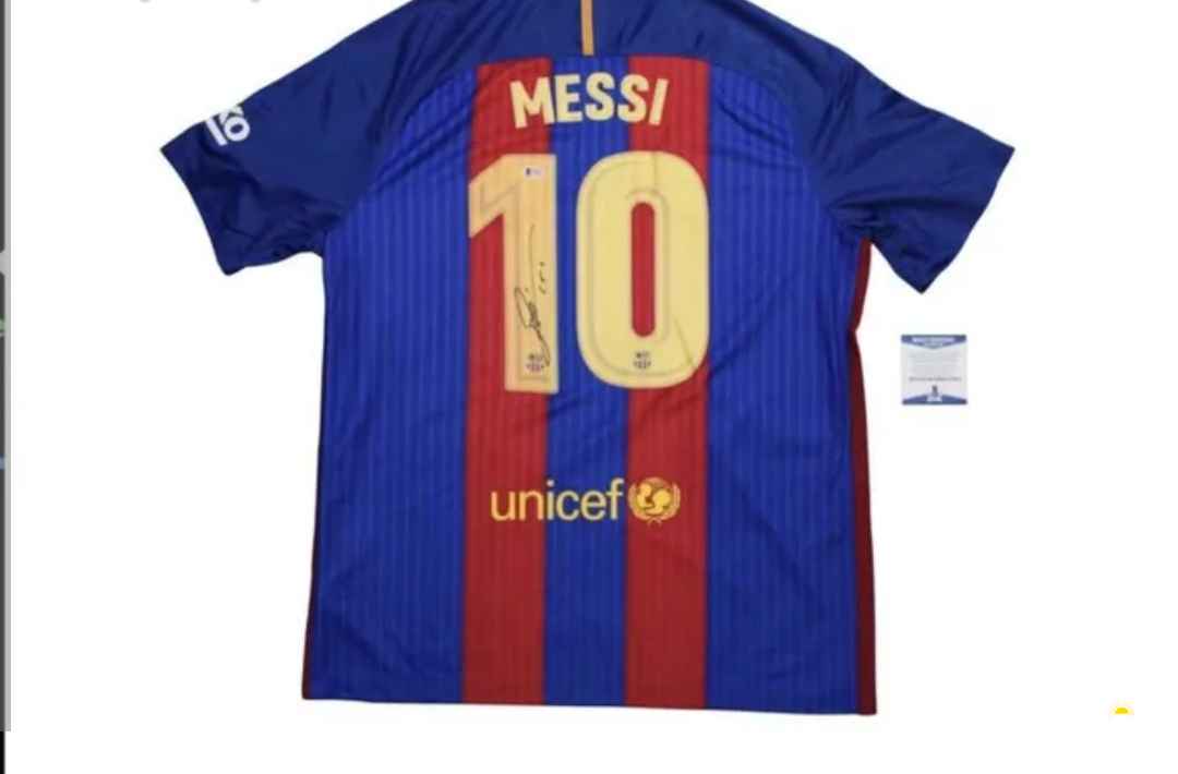 قميص موقع من ليونيل ميسي