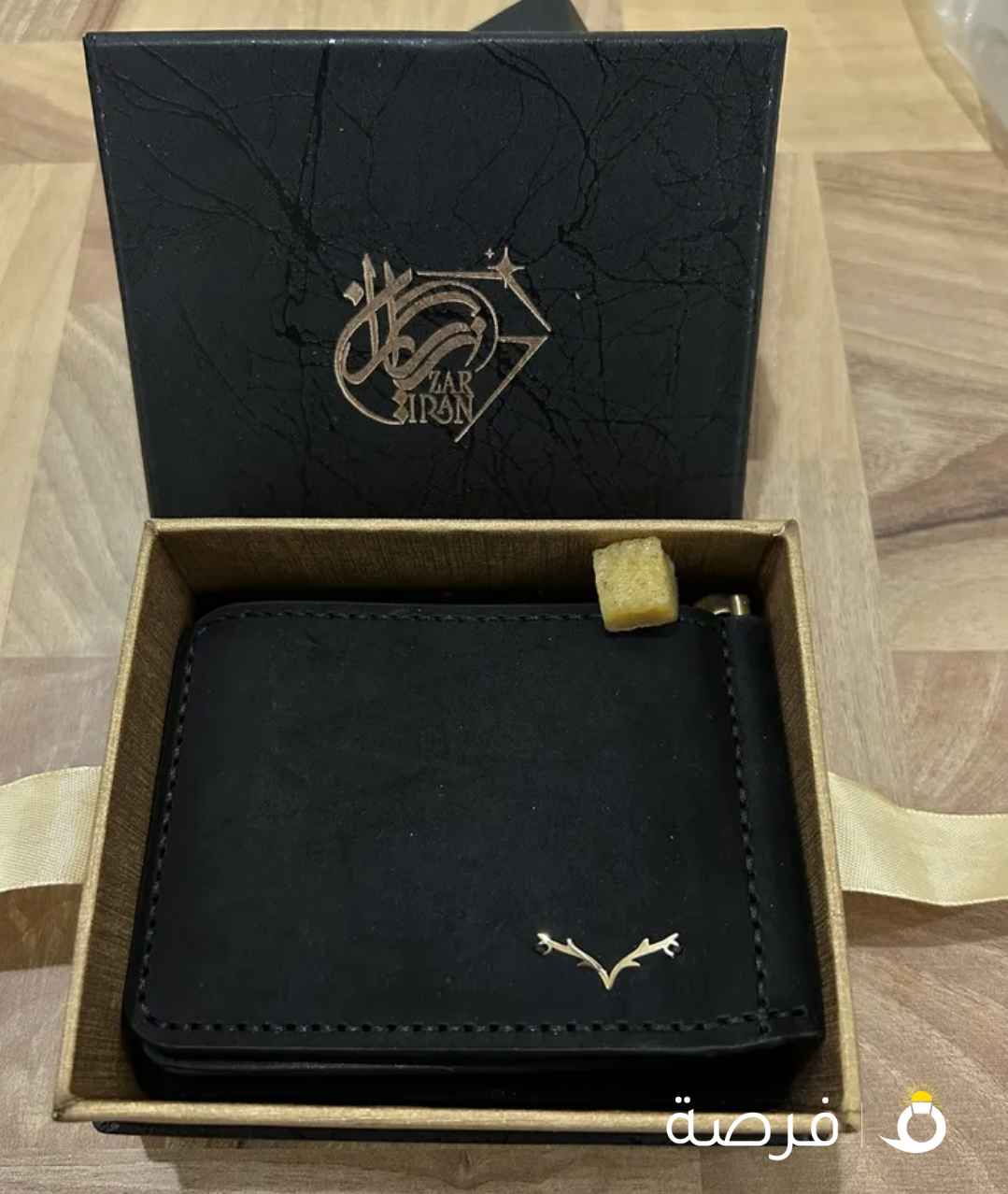 طقُم محفظة مع اسوار رجالي مُرصع بقطعة ذهب عيار 18 مع جلد إيراني أصلي
