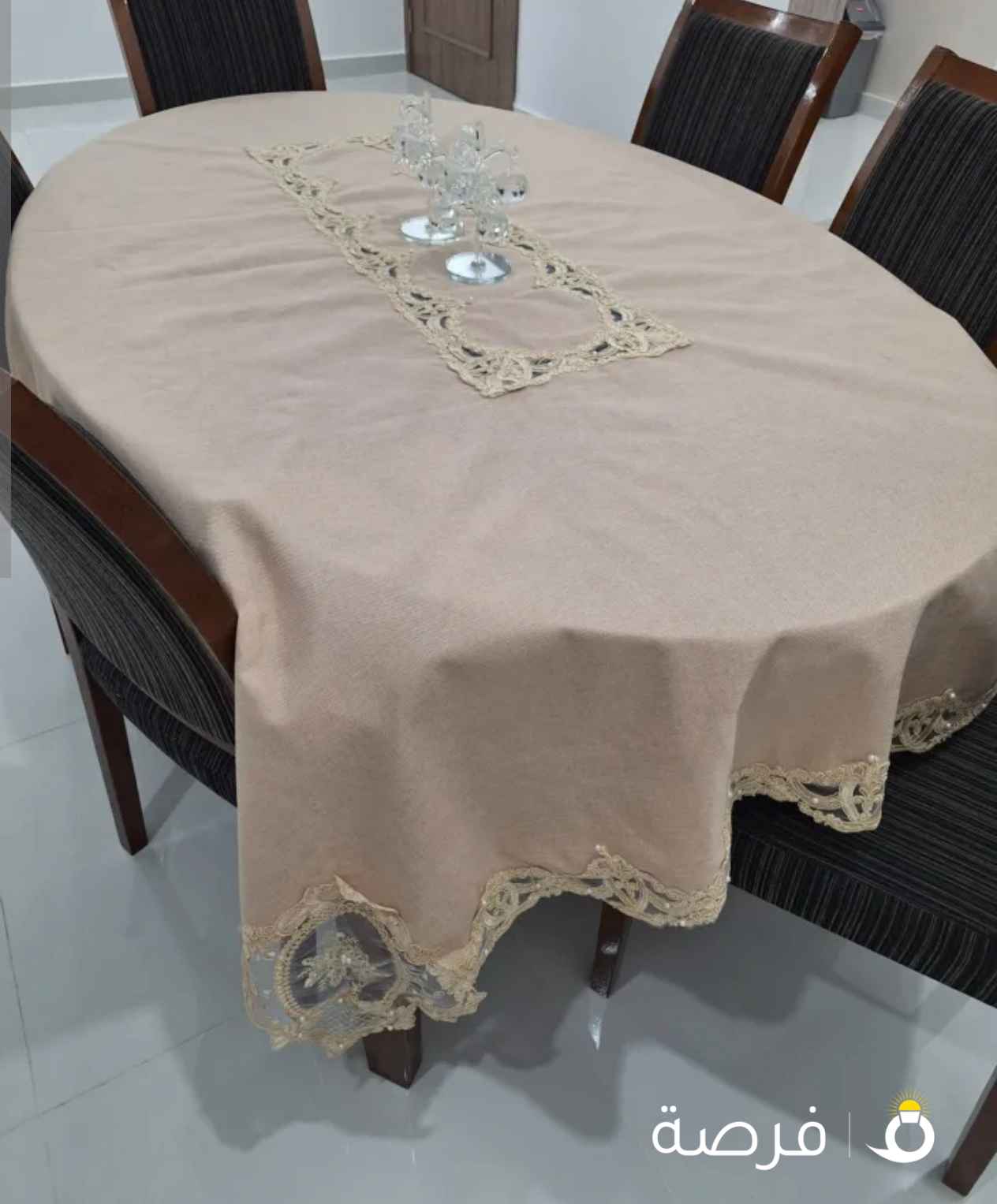 للبيع مفرش طاوله شبه جديد