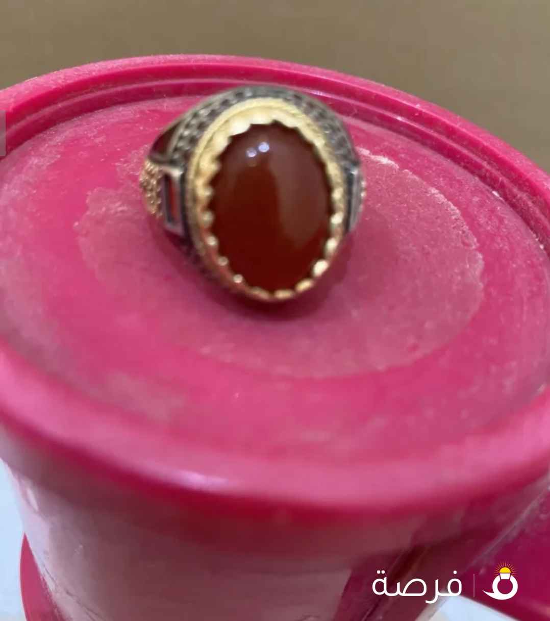 خاتم فضه عقيق يمني اصلي مطرز من علي الجوانب بالون الذهبي واللون الاحمرالغامق