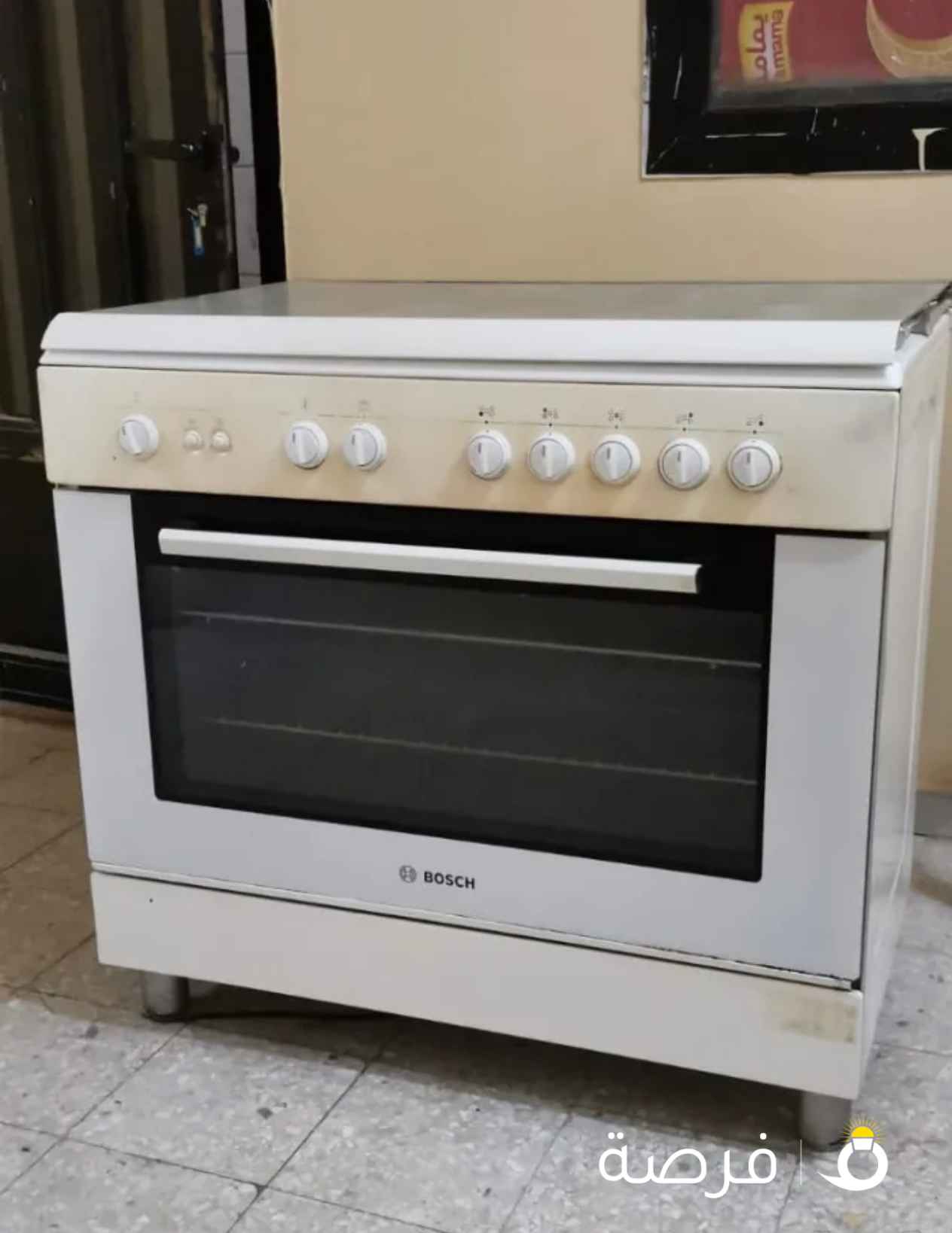 طباخ بوش بحاله ممتازه خمس عيون وفرن اللون ابيض