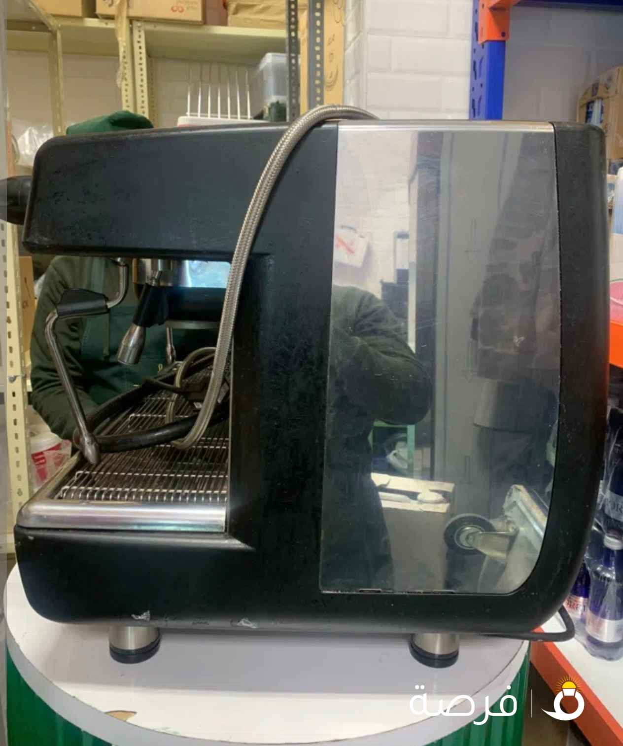 للبيع مكينة قهوه مستعمله وشغاله مافيها شي الحمدلله امورها طيبه