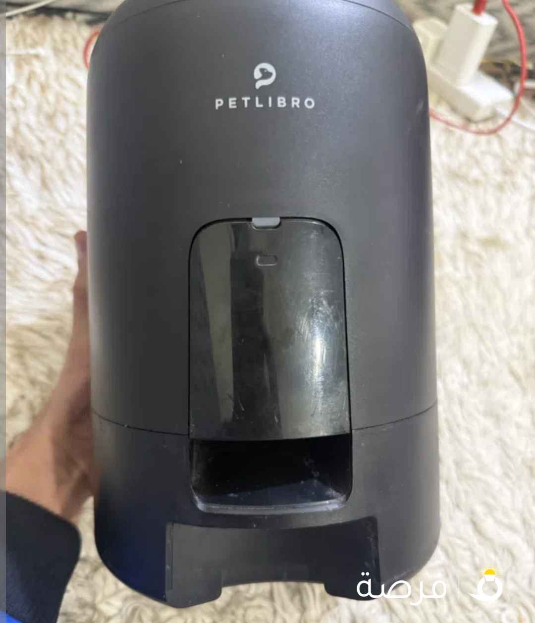 وزع طعام PETLIBRO الذكي: راحة لك، وصحة لأليفك!
هل تبحث عن حل ذكي وعملي لتنظيم وجبات قطتك أو كلبك؟
جهاز PETLIBRO Automatic Pet Feeder (الموديل EasyFeed) هو الحل المثالي. يمنحك راحة البال، ويضمن لأليفك جدول غذائي دقيق حتى أثناء انشغالك أو غيابك.
أبرز المميزات التي تجعل هذا الجهاز خيارك الأفضل:
1. برمجة وجبات دقيقة: ضبط حتى 6 وجبات يومياً مع تحديد دقيق لكمية كل حصة (Portion Control) لمساعدته على الحفاظ على وزن مثالي.
2. واجهة ذكية وسهلة (LCD): لوحة تحكم بسيطة لضبط الوقت والمواعيد (كما هو موضح في الصور).
3. نظام طاقة مزدوج وآمن: يعمل بسلك الكهرباء الأساسي، مع إمكانية إضافة بطاريات احتياطية (كما في الصورة) لضمان العمل في حال انقطاع الكهرباء.
4. تصميم أنيق وعصري: لون أسود مطفي (Matte) يناسب أي ديكور منزلي، سهل التنظيف والفك.
5. التغذية اليدوية بلمسة زر