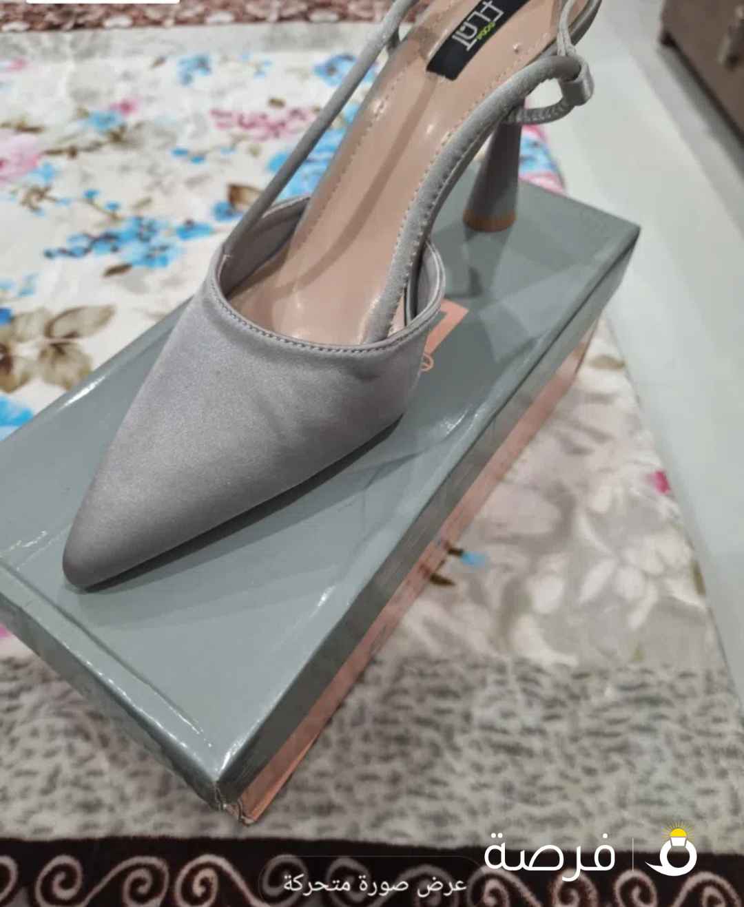 للبيع حذاء كعب عالي مريح باللبس اللون الفضي