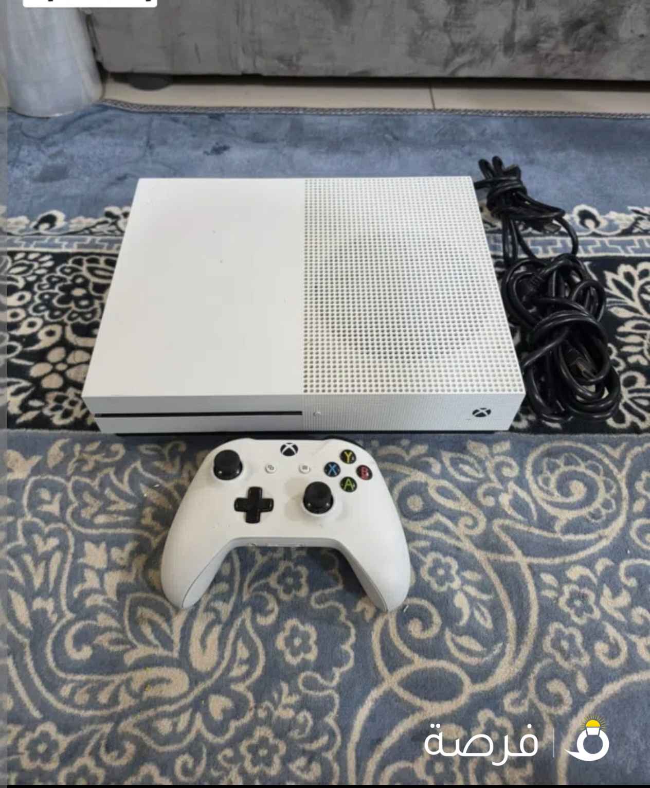 أكس بوكس ون اس شيء نظيف جدا مع اليده الأصلية والوايرات