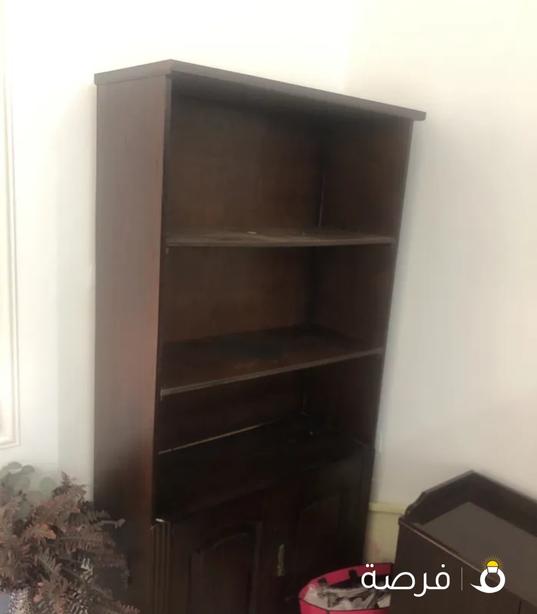 مكتبة خشبية كبيرة