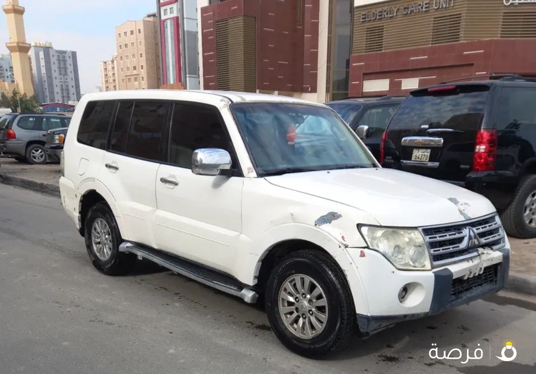 للبيع باجيرو موديل 2010 السياره السياره تعمل بشكل جيد