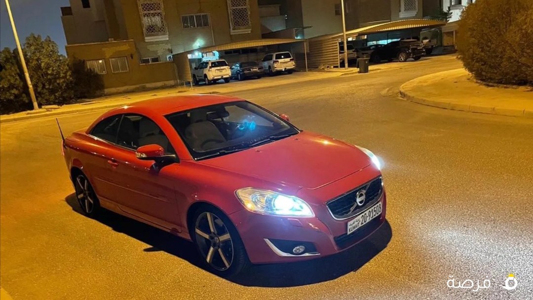للبيع فولفو كشف بحالة ممتازة اللون أحمر