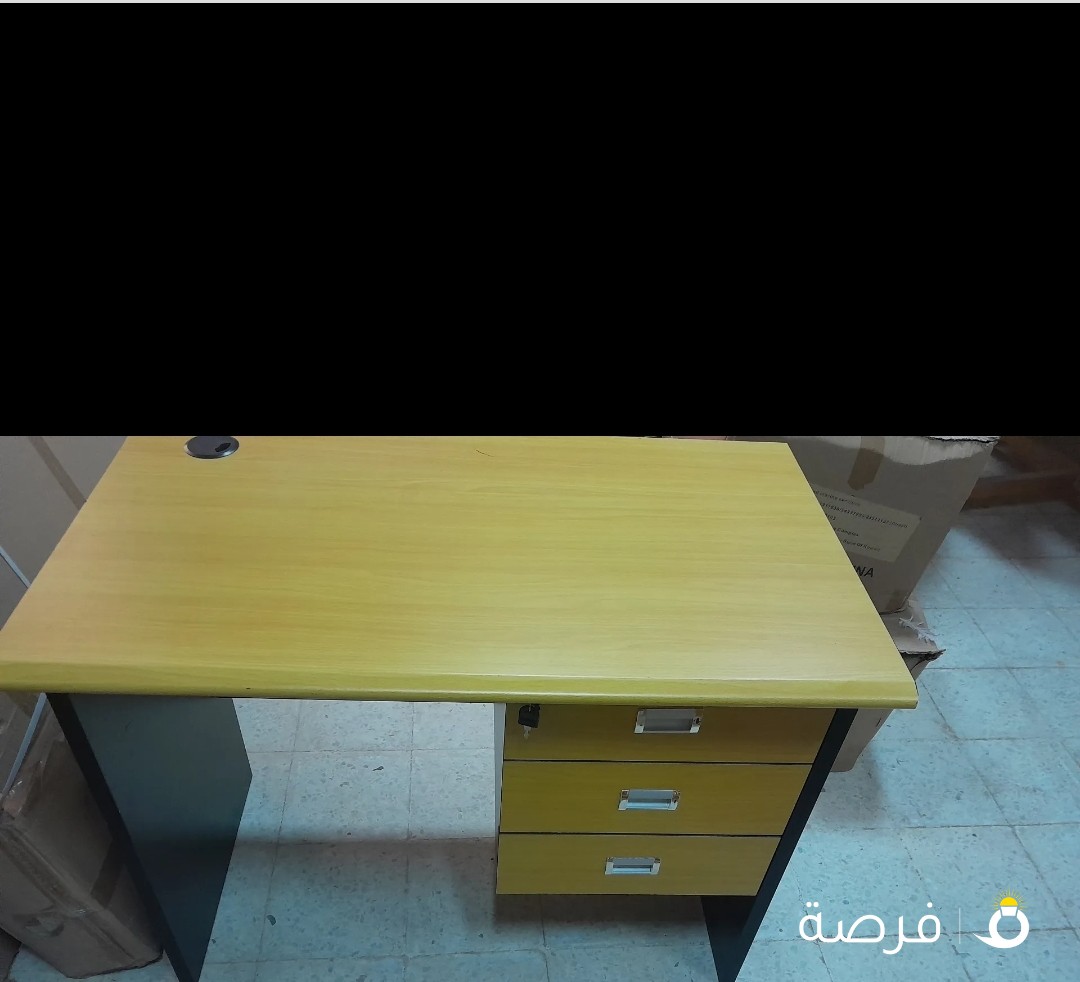 مكتب 100سم فى 60سم تقريبا وثلاث دروج مكتب بحالتة ممتاذة