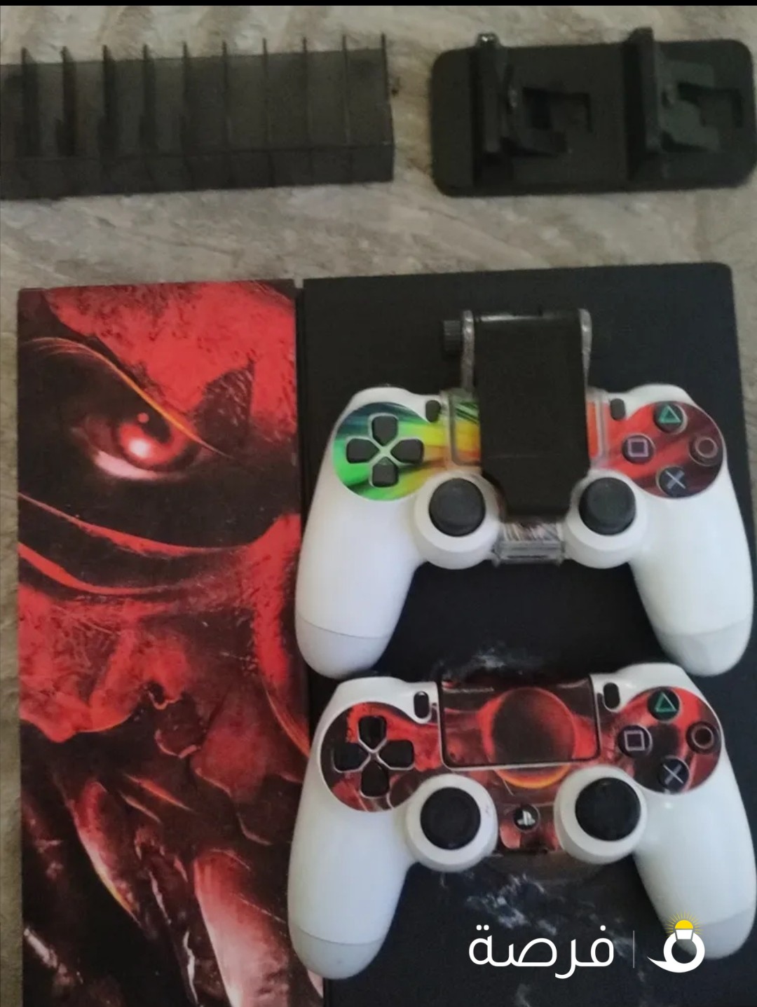 للبيع PlayStation 4 500 جيجا والجهاز معاه يدتين اصدار محدود و سماعه راس و شاحن اليدات و منظم الأشرطة