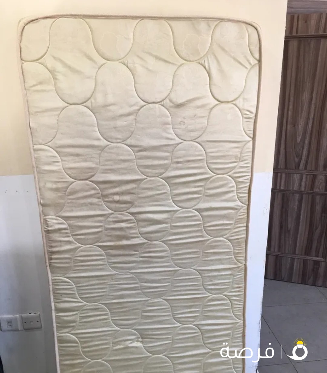 طاوله +2 ابجوره+مرتبه +صضضات اي قطعه 4 دينار فقط لدواعي السفر