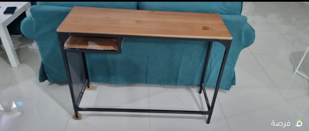مكتب من ايكيا نضيف جدا استعمال خفيف
