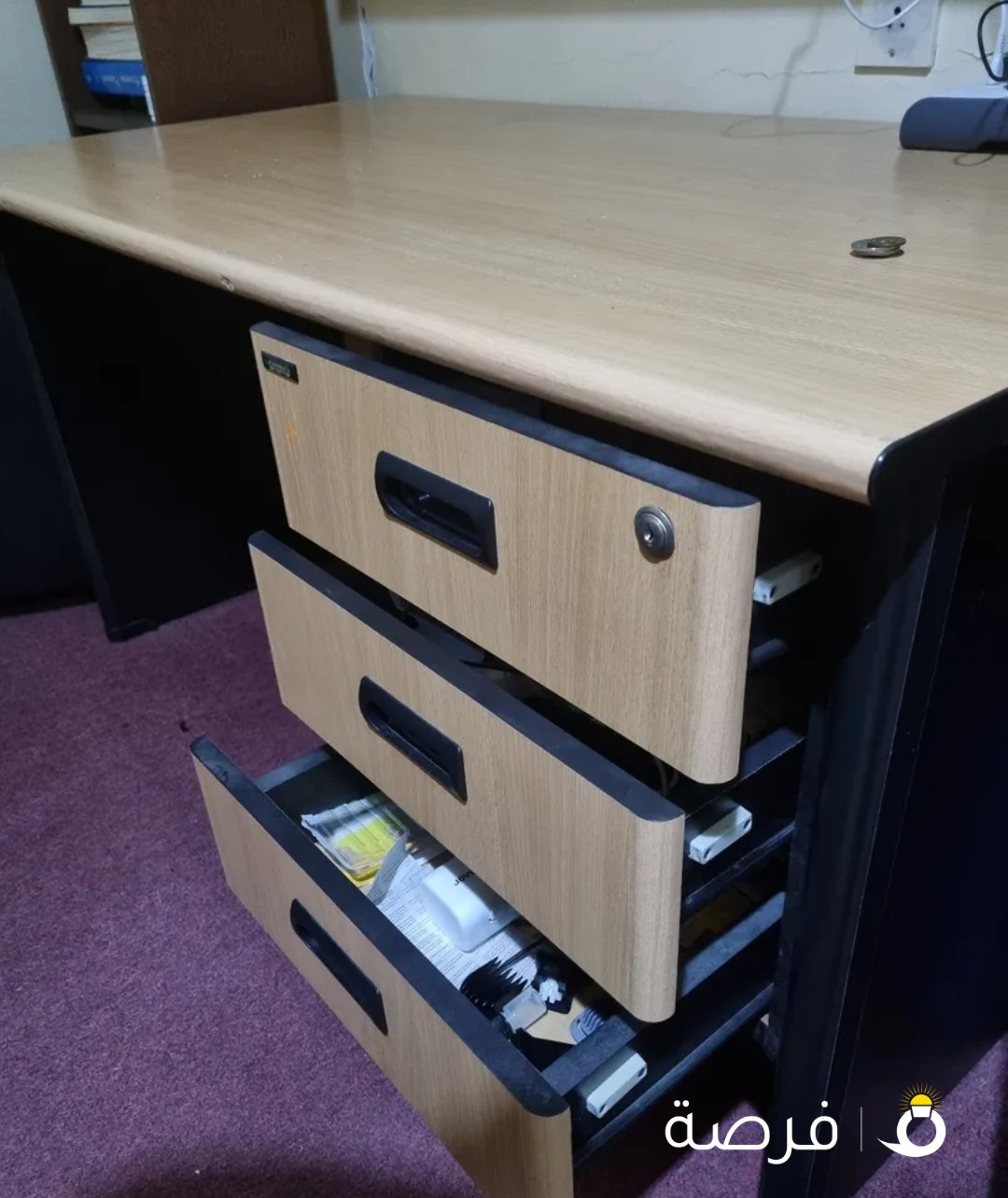 مكتب للبيع بحاله ممتازه desk for sale excellent condition