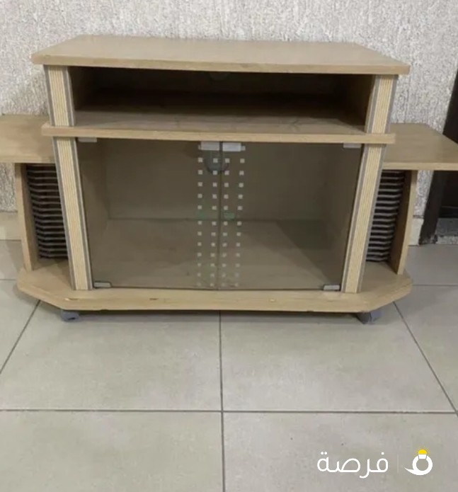 للبيع مكتبة تلفزيون بحالة ممتازه جدا بعجلات سهلة الحركة