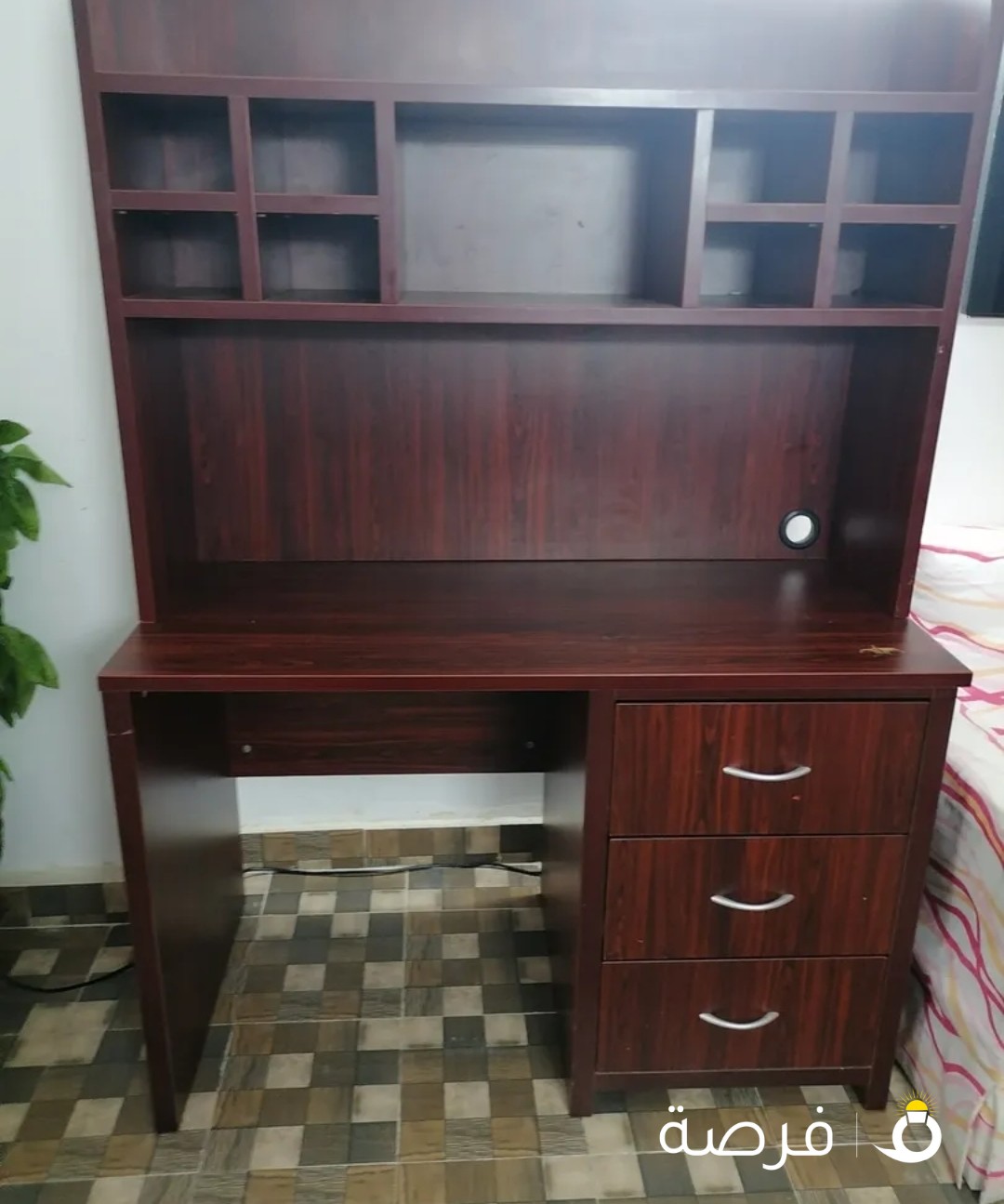 مكتب لونه بني