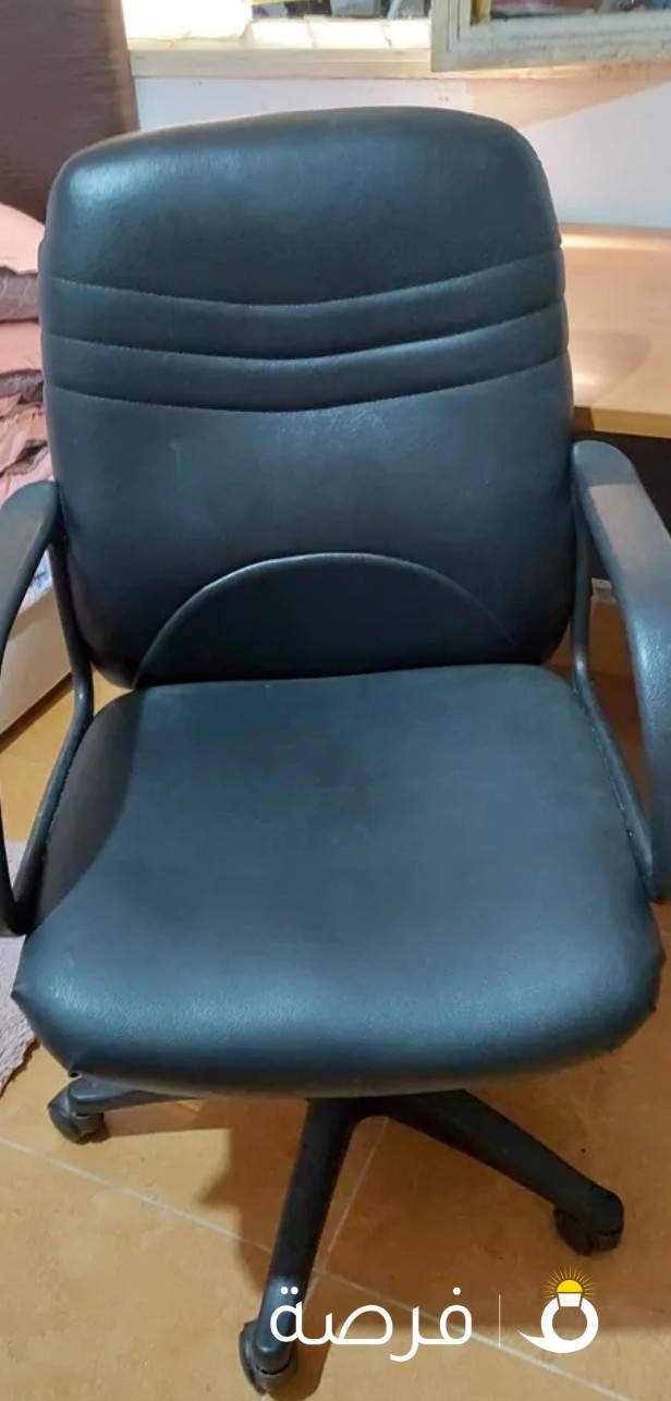 Office Chair and Table ... in very good condition... can b used to work...