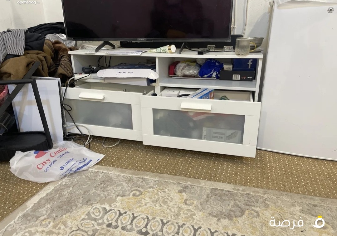 للبيع طاولة تلفزيون من ايكيا بحالة جيده يوجد بها رفين ودرجين للبيع باعلى سعرررر لا يوجد فيه عيوب