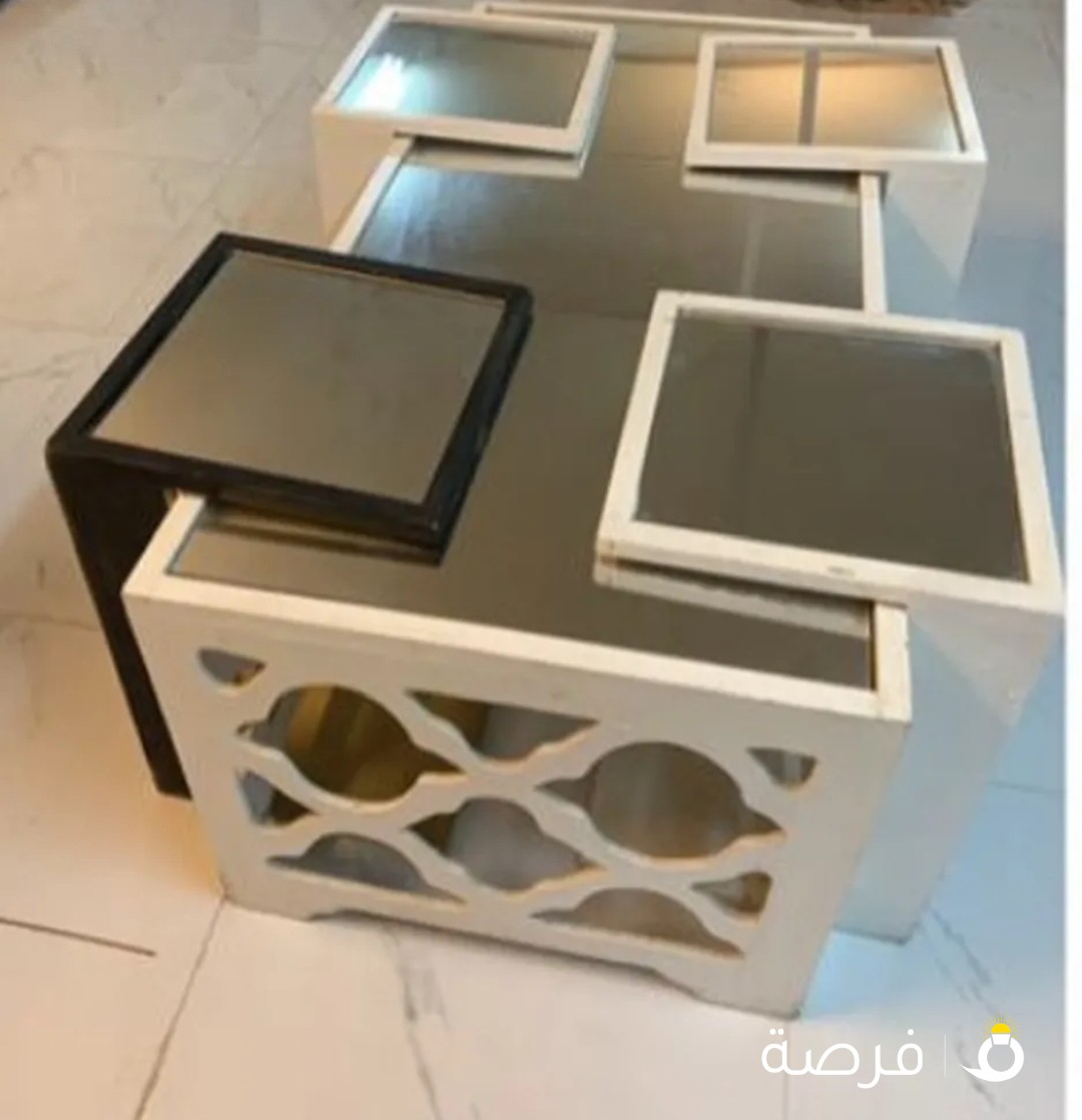 طاولات مع براويز للبيع