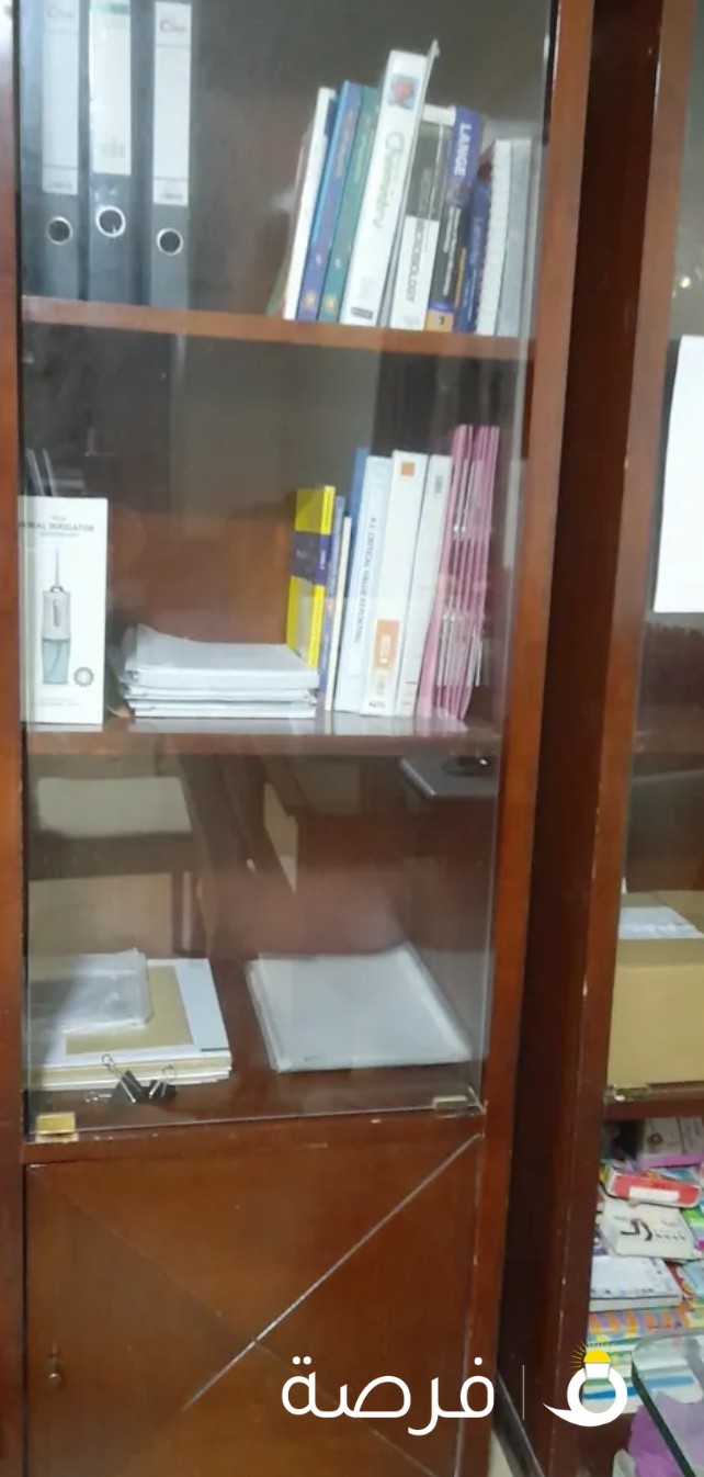 مكتبة خشبية