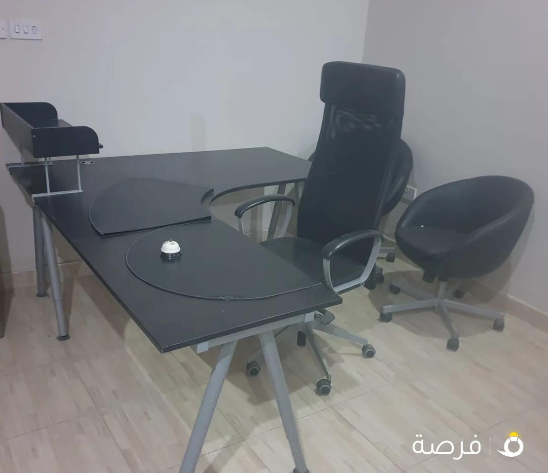 مكتب شبه جديده وكراسي شبه جديده شرق برج الصوابر 6 مقبل برج الشهيد