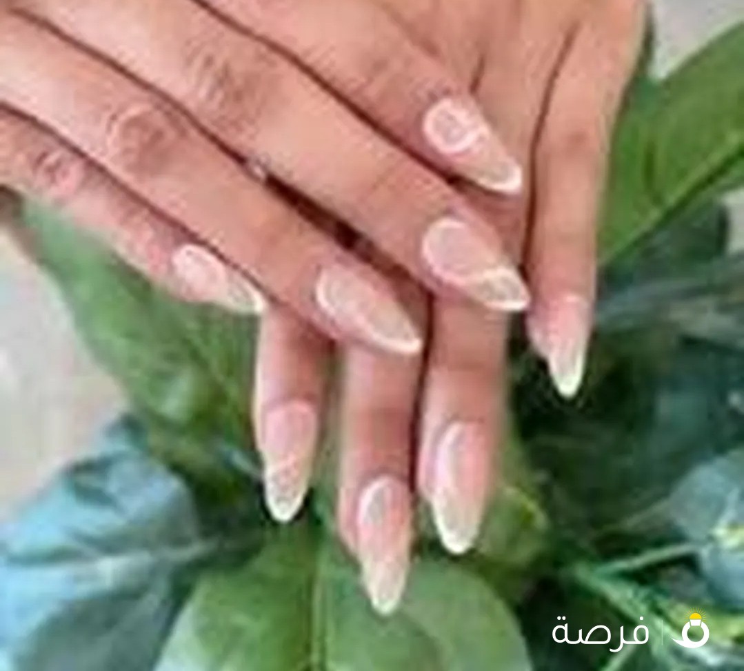 عاملة منيكير بديكير