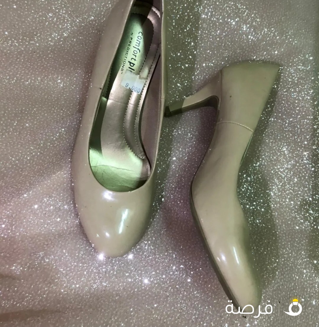 للبيع احذيه نسائية مع كعب في على مقاس من 38 الى 40