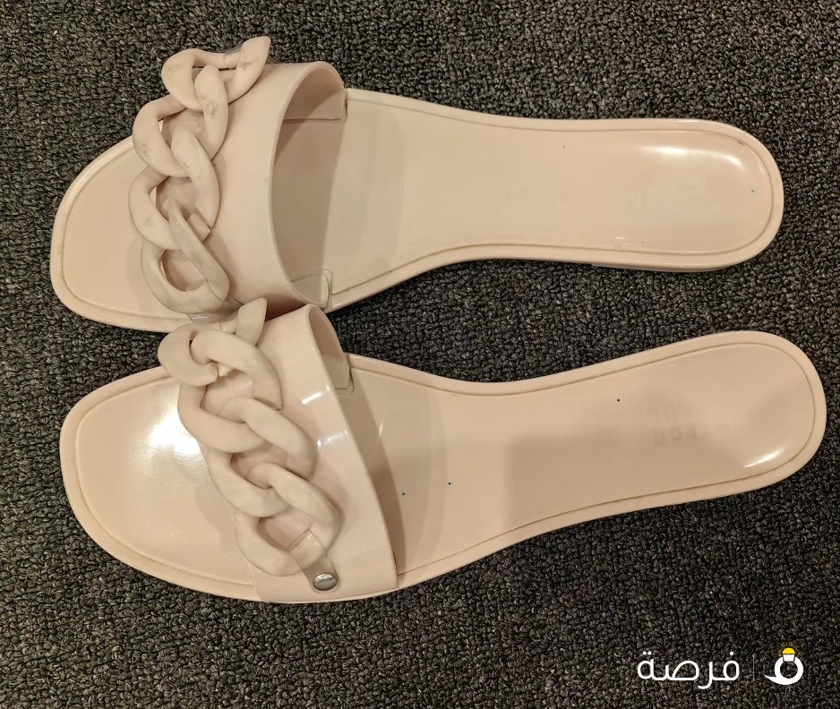 حذاء نسائي مستعمل لسيده طويله
