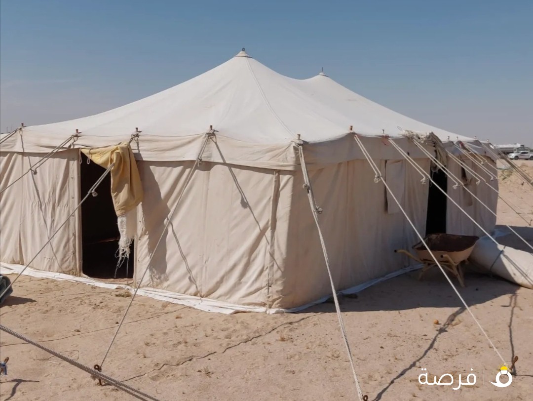 للبيع ثلاث خيام وثلاثة حمامات