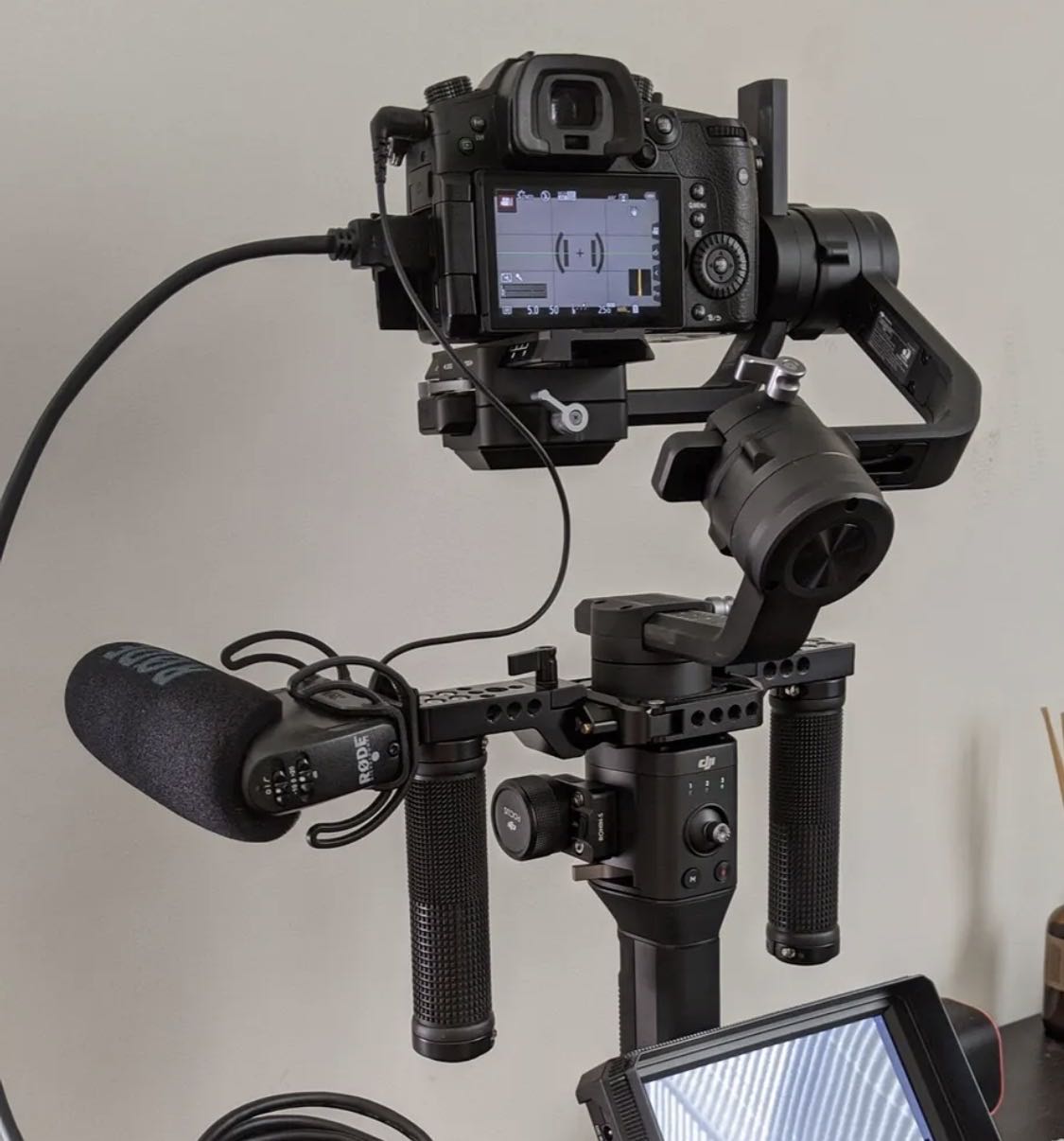 خدمات تصوير و مونتاج فيديو و صور و تصميم / مصور و مونتير محترف . .