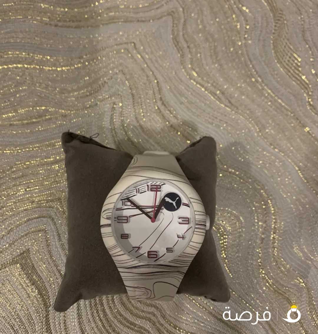 ساعه بوما لون ابيض مخطط