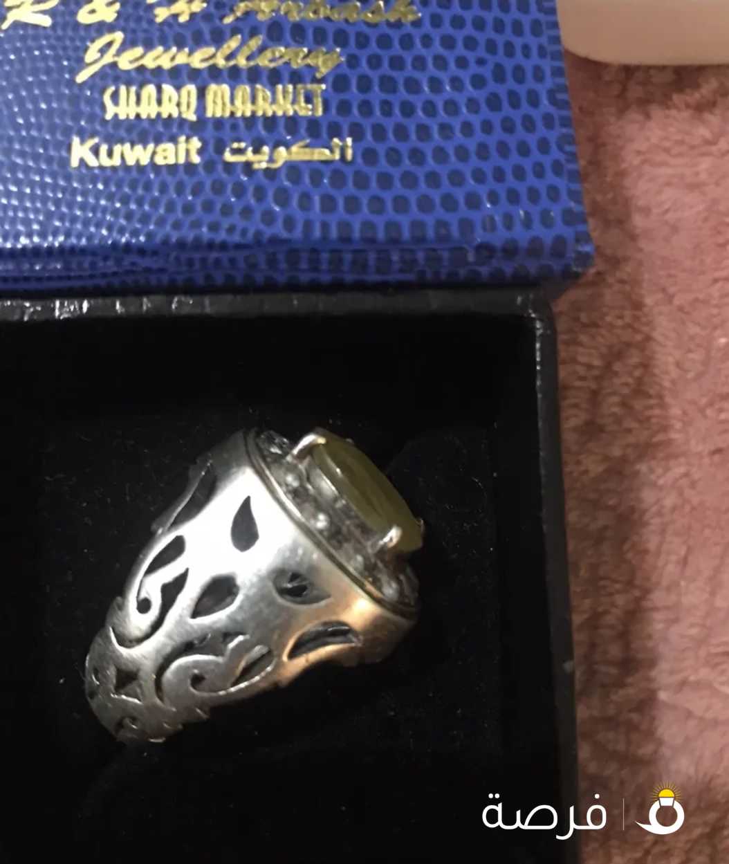للبيع خاتم فضه عيار 925 عليه فص زفير اصفر ومزين باحجار زرقون وزن الخاتم 20 جرام