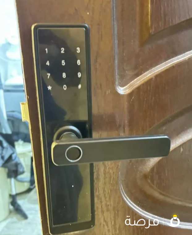 قفل باب يعمل بالبصمه
