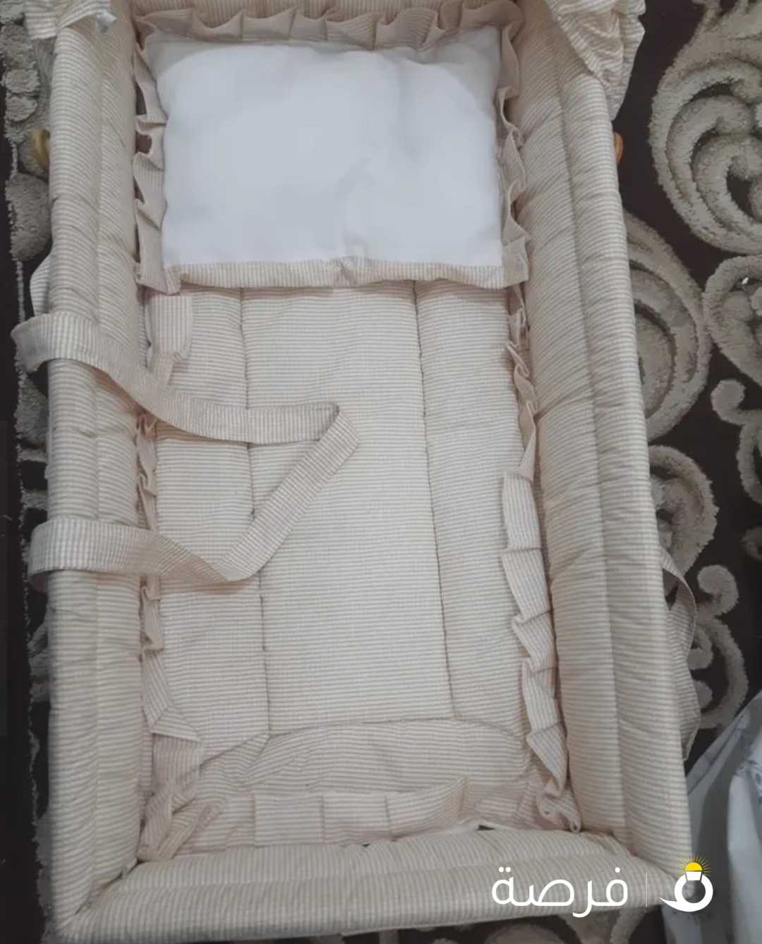 سرير أطفال صغير