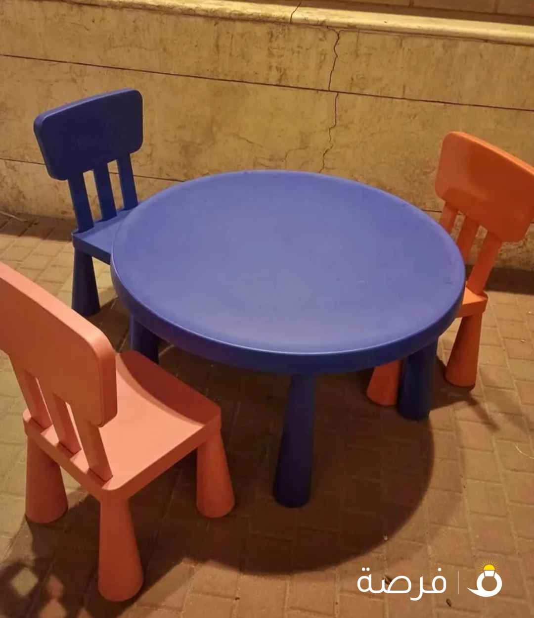 طاوله مع اتنين كرسي
