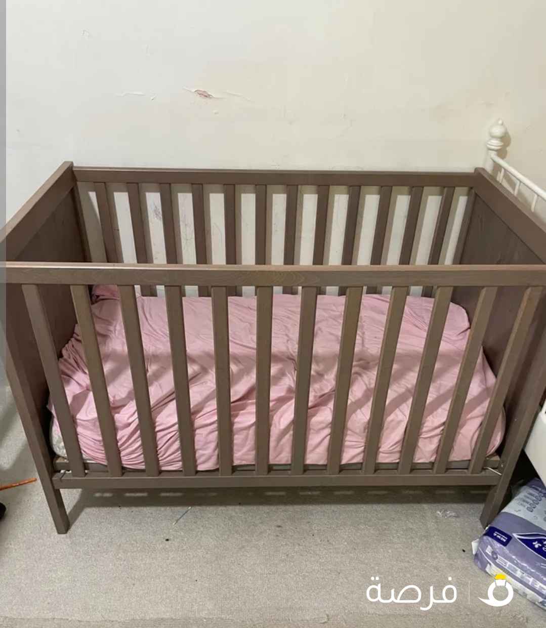 سرير أطفاله مع فراش من أيكيه