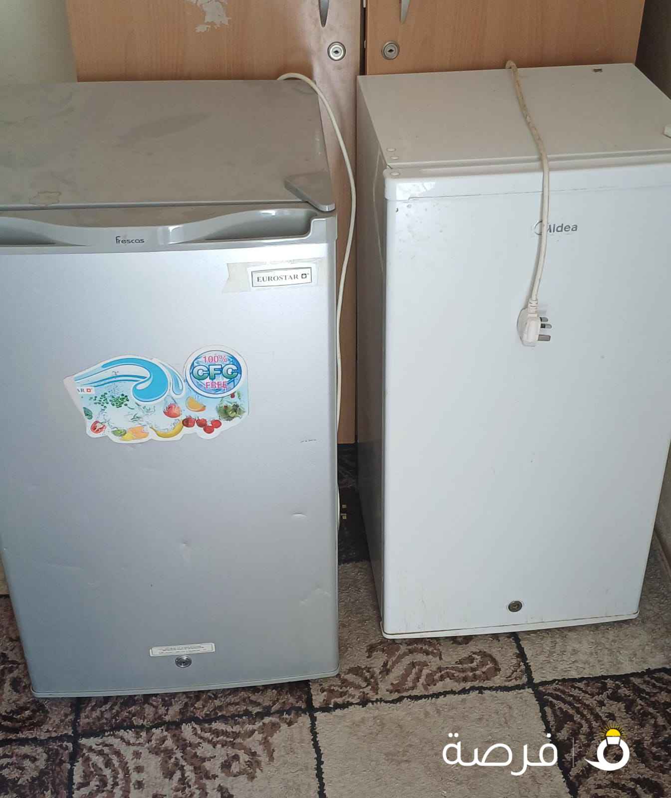 ثلاجتين صغار مع تلفزيون ٥٠ بوصة عادي